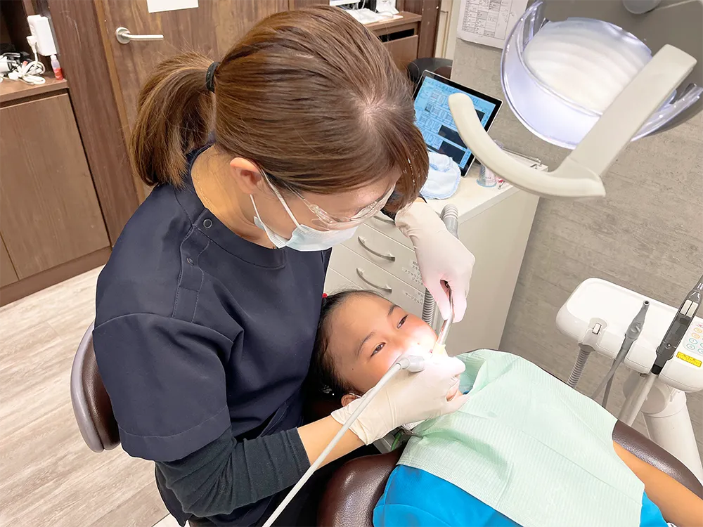歯医者さんと治療を受ける女の子