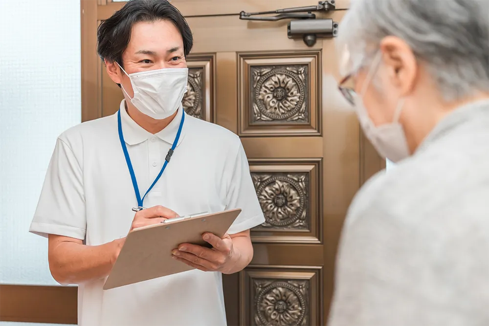 シニア女性の家を訪れる男性